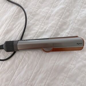 Dyson Airstraight, like new, used very few times